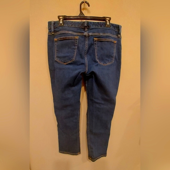 Gap Ladies Straight Leg Dark Wash Jeans EUC - Picture 2 of 4